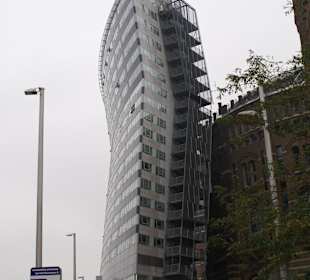 Schiefes Haus am Gasometer