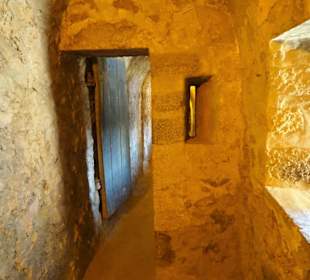 Sicherung der Gänge mit Türen und Schießscharten