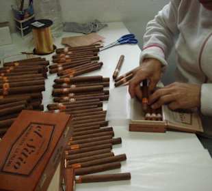 Hier werden die Zigarren fein verpackt