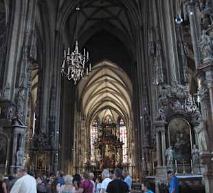 Dreischiffiger Chor und Kanzel