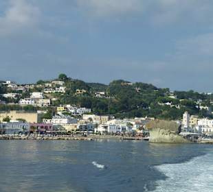 Lacco Ameno vom Meer aus