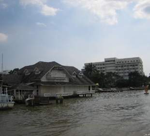 Ein schönes altes Haus am Fluss.