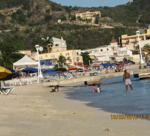 Der belebtere Teil des Strandes links vom Pier