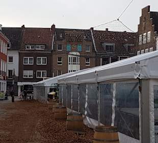Der Weihnachtsmarkt wird aufgebaut