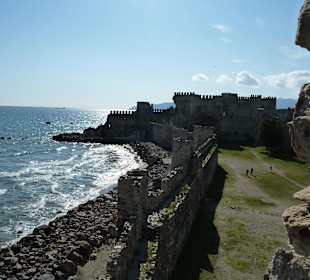 Die Burg ist direkt am Meer