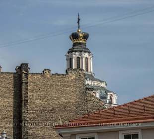 Blick zur Kuppel mit Turm und Kreuz