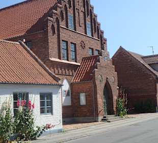 Außenansicht der Levende Kirke von Rönne