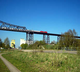 Die Hochbrücke mit Zug