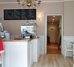 Tresen und Durchgang zum hinteren Gastraum