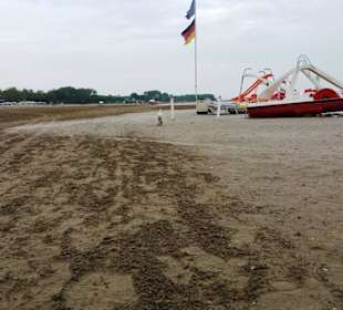 Am Strand entlang Ausflugboote