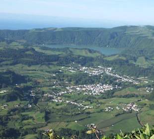  Furnas mit See im Hintergrund