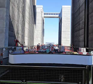 Das Schiff wird im Trog auf Elbeniveau gehoben