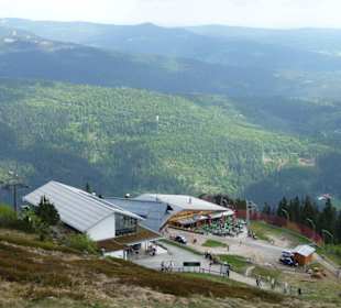 Ausblick mit Gondelstation und Rasthaus