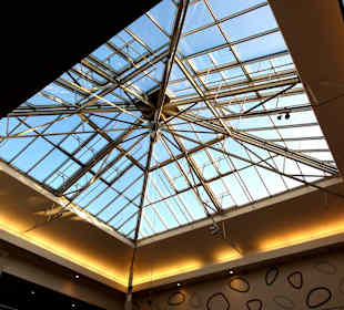 Angenehmes Naturlicht fällt in die Ladenzeilen