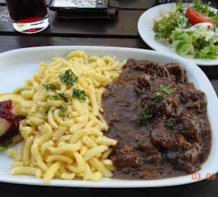 Rehgulasch mit Spätzle