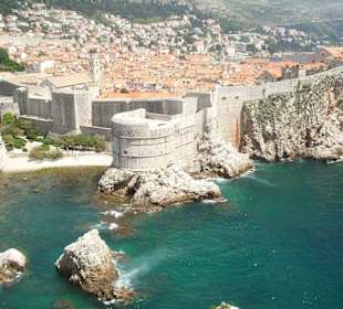 Blick auf Dubrovnik mit Stadtmauer