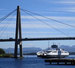 Im Hafen von Stavanger: Fähre und Brücke