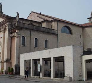 Kirchen zum Heiligen Martin& römischer Ausgrabung