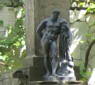 Statue seitlich der Exedra