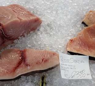 Rundgang zwischen den Auslagen des Mercato Civico