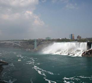 Niagara Fälle mit Brücke in die USA