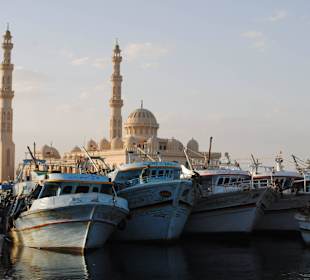 Hafen mit neuer Moschee