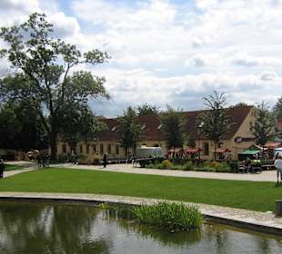 Park mit Blick auf Hotel Gondola