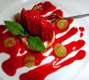 Panna cotta an einem Fruchtspiegel