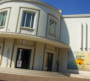 Beim Theater