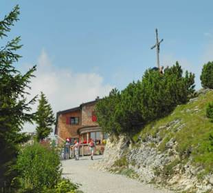 Hütte mit Bergkreuz