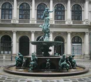 Großer Brunnen im Innenhof