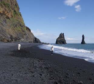 Der Strand von Vik mit den Felsen Reynisdrangar