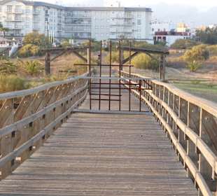 Gesperrte Brück vom Strand in die Stadt