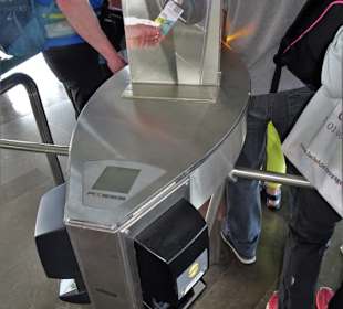 Lesegerät und Drehkreuz am Eingang zur Gondel