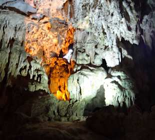 Verschieden Steinformationen in der Höhle