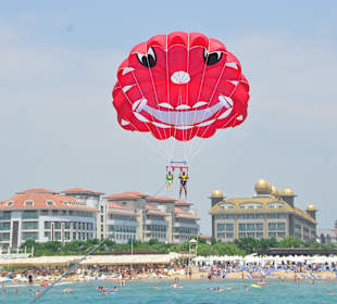 Parasailing & im Hintergrund unser Hotel