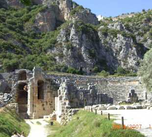 Amphietheater mit Felsengräbern im Hintergrund.