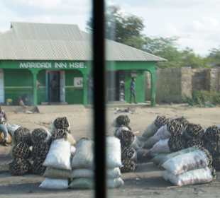 Holzkohle an der Straße