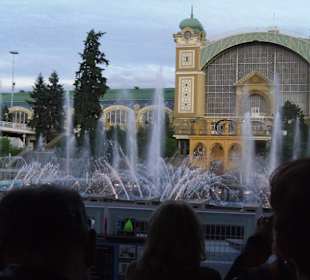 Bunte Wasserfontänen zu Musik