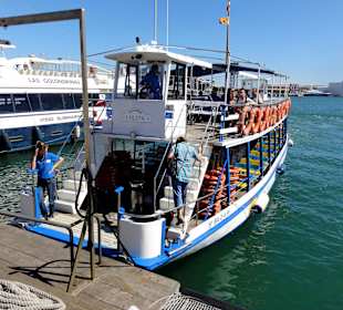 Das Schiff wartet zur Abfahrt