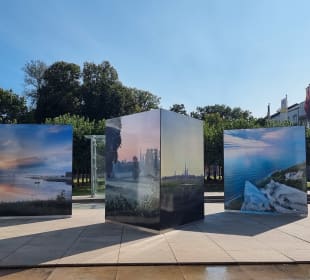 Vor dem Museum-Bilder von Caspar David Friedrich 