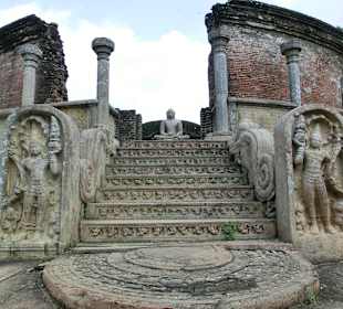 Ein sitzender Buddha, am Füße ein Mondstein