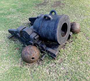 Ungewöhnliche Mini-Kanone im Fort
