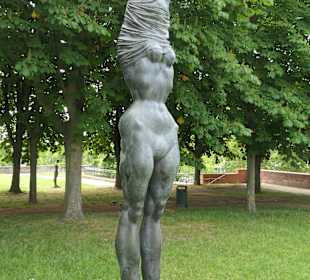 Bei der Bronzefigur Große Neeberger Figur