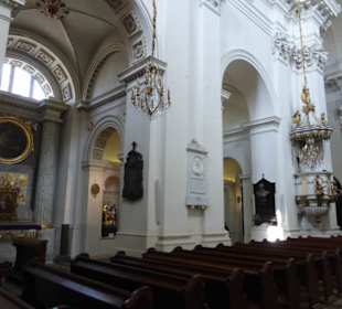 Die Karmeliterkirche mit barocker Innenausstattung