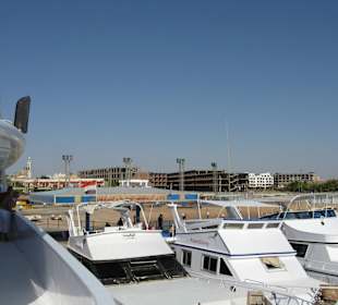 Ausblick vom Schiff auf den Hafen