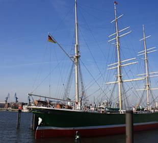 Segelschiff am Hafen