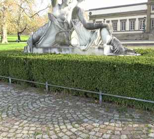 Skulptur Wasser- und Wiesennymphe