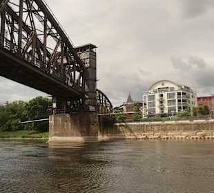 Elbe-Fahrt mit einem Schiff der Weißen Flotte