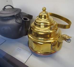 Alte Teekessel im Teemuseum